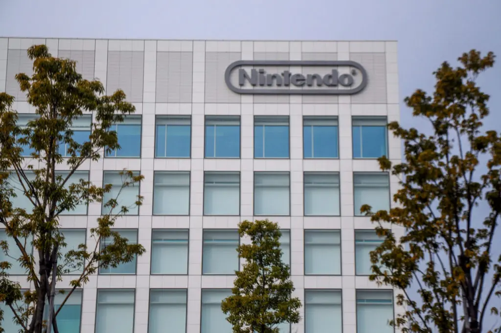 Edificio de la sede de Nintendo en Kioto con el logo visible en la parte superior.